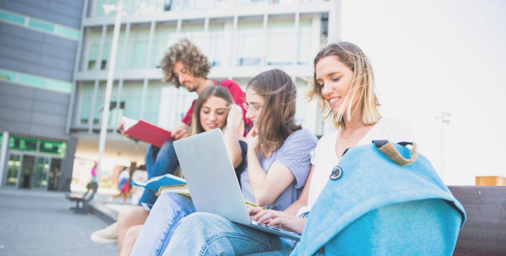 Современный офис Zebulonx с рабочими местами финансовых консультантов