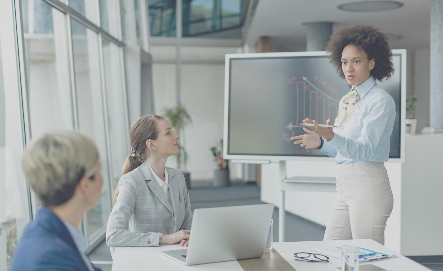 Команда Zebulonx во время рабочего совещания в конференц-зале